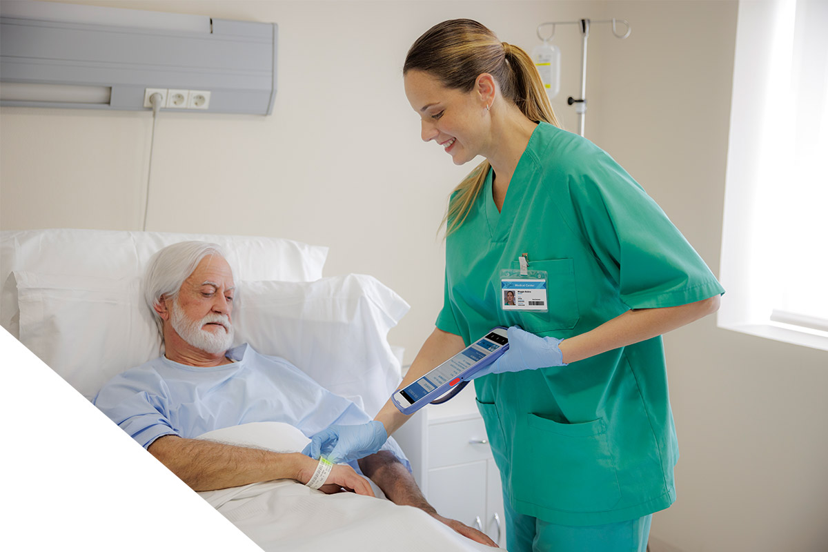 Eine Krankenschwester scannt ein Patientenarmband