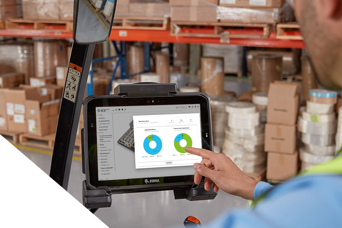 Ein Mann auf einem Gabelstapler zeigt mit seinem Finger auf das Fahrzeugterminal