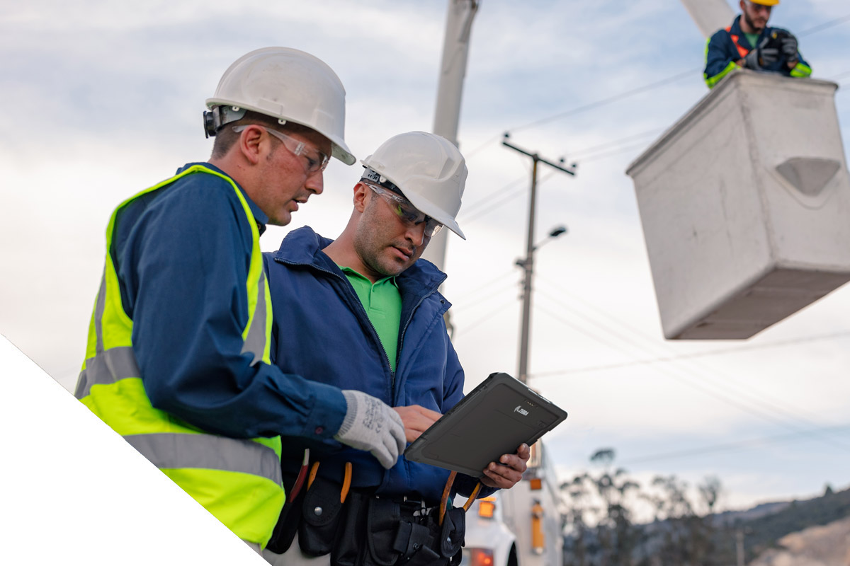 field service techniker mit tablet im einsatz