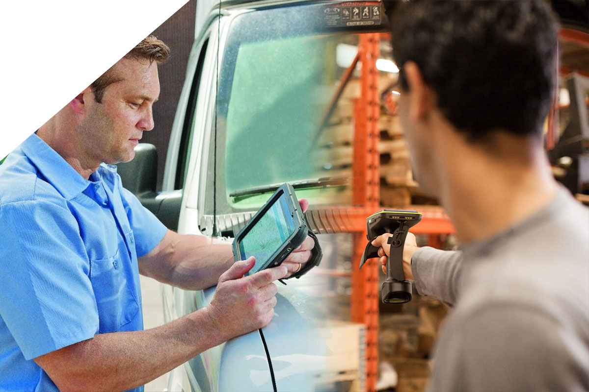 Ein Mann mit Tablet und ein Mann mit Handscanner im Lager