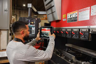 Mann fotografiert mit einem Tablet