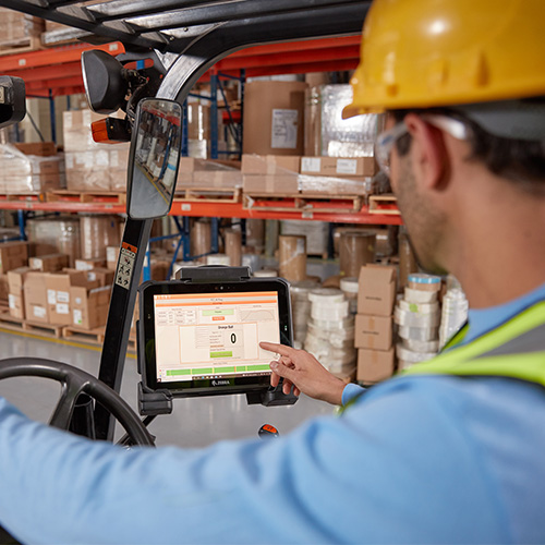 Lagerist in Lager mit Zebra ET80/85