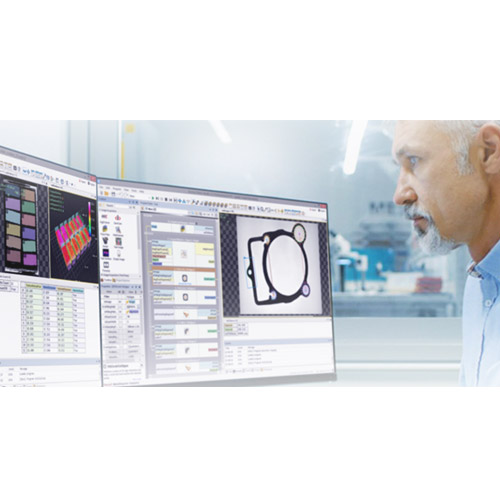 Entwickler schaut auf monitor mit machine vision software